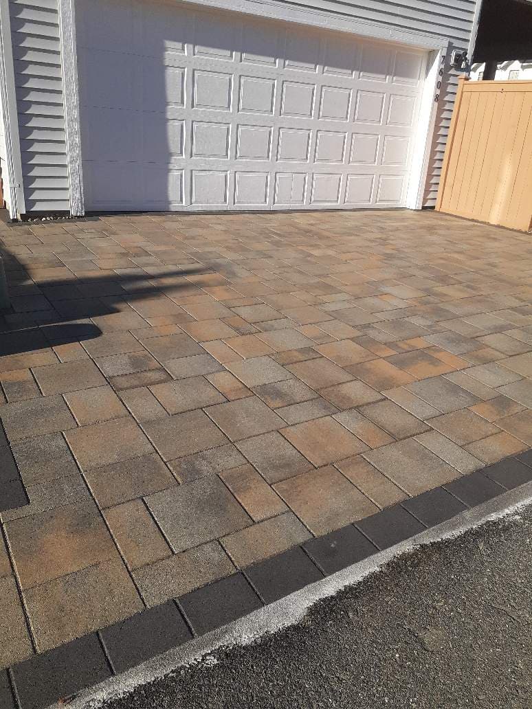 Paver driveway close-up with decorative border
